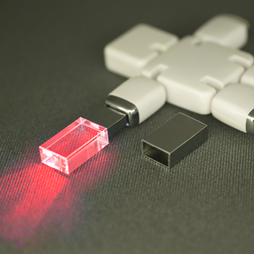 Флеш накопитель USB 2.0 Кристалл, металл/стекло, прозрачный/серебристый, подсветка красным, 16 GB (Изображение 2)