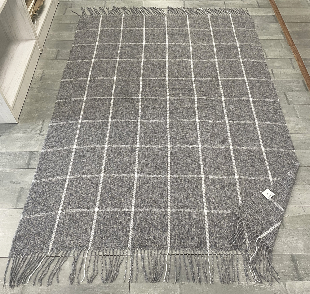 Плед акриловый Super Soft Square размер 120*160 см, темно-серый в клетку, плотность 415гр/м2,  в подарочной белой крафтовой коробке с окошком (Изображение 5)