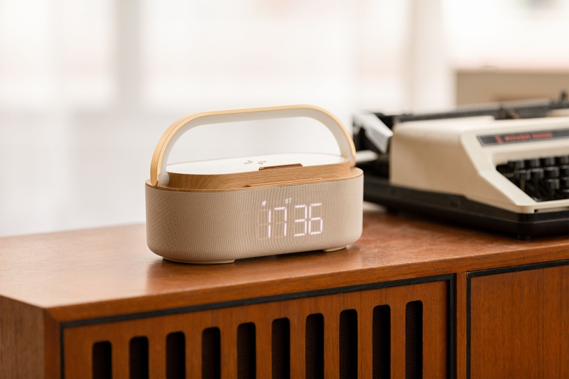 Bluetooth стерео-колонка "Smart Band" 10Вт (2х5Вт) с беспроводным (15W) ЗУ, лампой, часами, FM радио (бежевый) (Изображение 1)