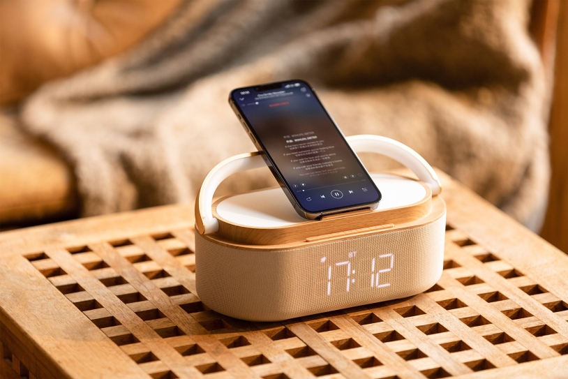 Bluetooth стерео-колонка "Smart Band" 10Вт (2х5Вт) с беспроводным (15W) ЗУ, лампой, часами, FM радио (бежевый) (Изображение 2)