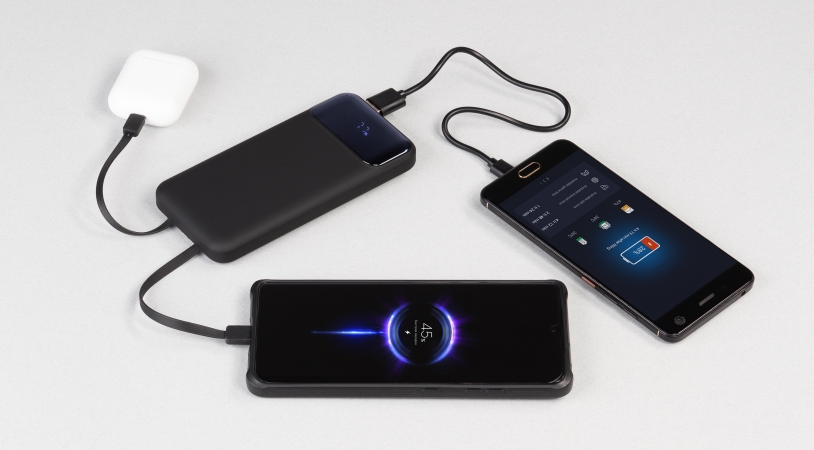 Зарядное (22.5W) устройство "Grade SOFTTOUCH" 10000 mAh с подсветкой логотипа, встроенными кабелями и цифровым индикатором заряда (черный) (Изображение 4)