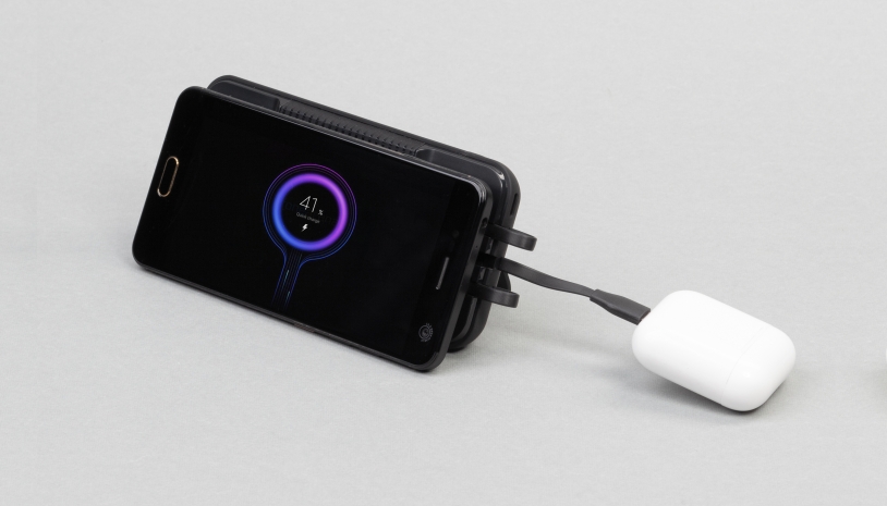 Беспроводное зарядное (22.5/15W) устройство "Topfull SOFTTOUCH" 10000 mAh с подсветкой лого, присосками, встроенными кабелями, с подставкой (черный) (Изображение 7)