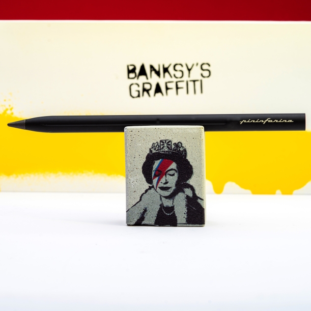 Набор Pininfarina Banksy Lizzy Stardust: карандаш SMART с бетонной подставкой (Изображение 2)