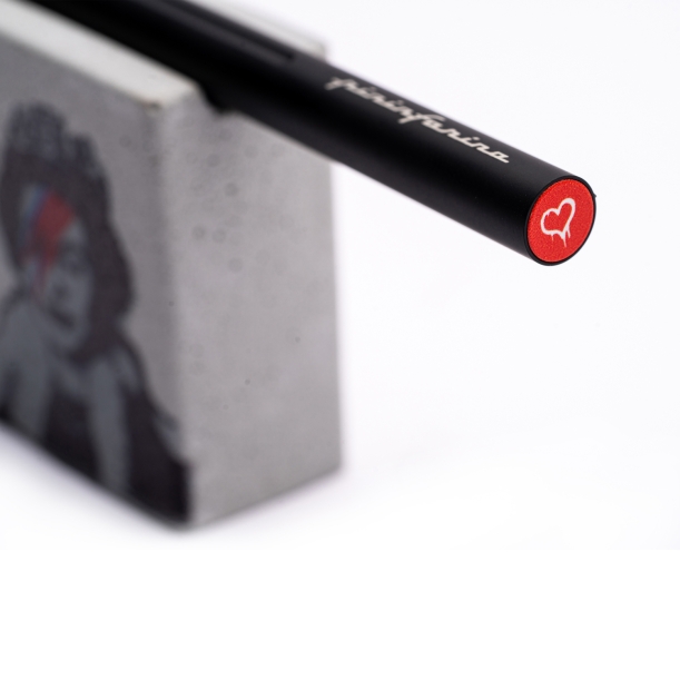 Набор Pininfarina Banksy Lizzy Stardust: карандаш SMART с бетонной подставкой (Изображение 3)