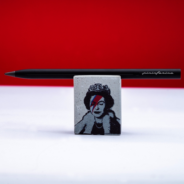 Набор Pininfarina Banksy Lizzy Stardust: карандаш SMART с бетонной подставкой (Изображение 5)