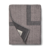 Плед VINGA Monogram из переработанного полиэстера GRS, 170x130 см (Изображение 4)