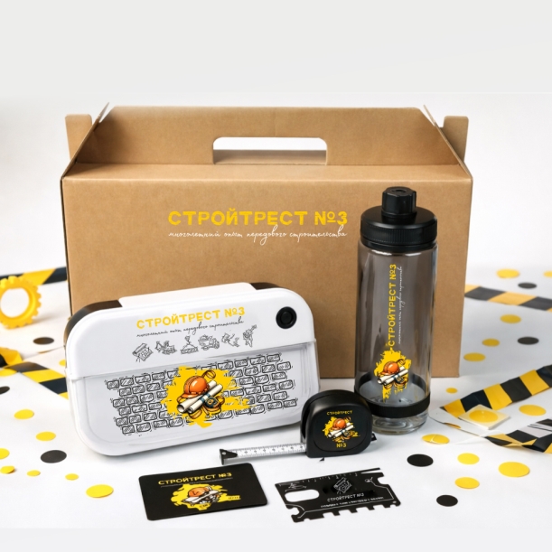 Набор подарочный Solution Everyday Kit Quattro Print Sample "Стройтрест" (мультитул, рулетка, ланч бокс, бутылка для воды), черный (Изображение 1)