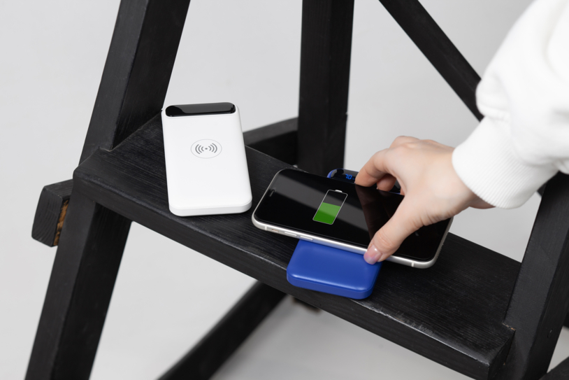 Беспроводное зарядное устройство "Quantum", 10000 mAh с цифровым индикатором заряда (белый) (Изображение 7)