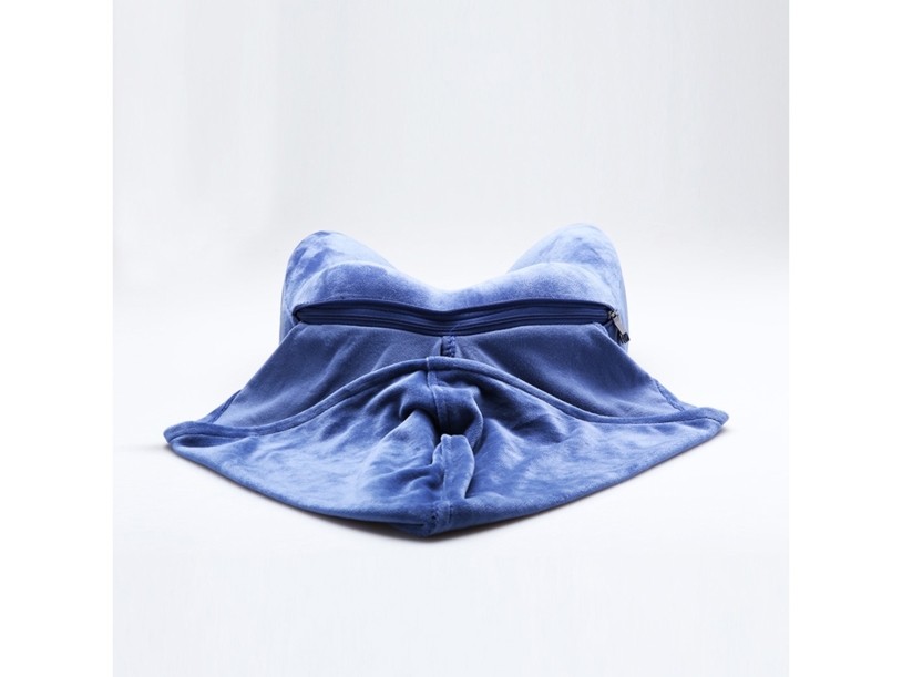 Подушка для путешествий с эффектом памяти, с капюшоном «Hooded Tranquility Pillow» (синий) (Изображение 4)