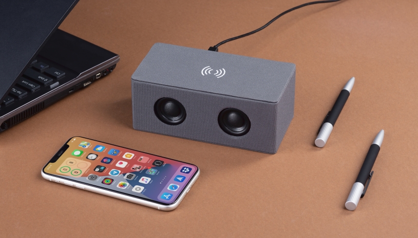 Bluetooth колонка "Cool Gray" с двумя динамиками (2х3Вт) и беспроводным зарядным устройством, переработанный пластик (RPET) (серый) (Изображение 2)