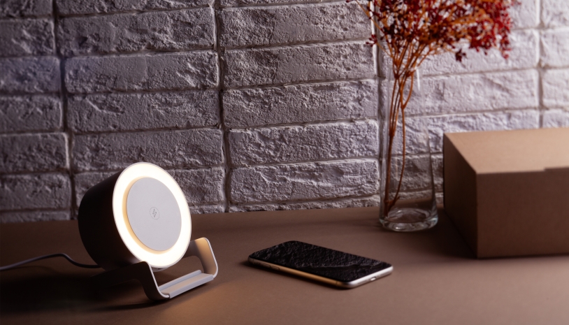 Bluetooth колонка-подставка "Smart Sound" с беспроводным (10W) зарядным устройством и подсветкой (белый) (Изображение 2)