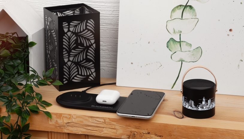 Настольная беспроводная (15W) зарядная станция "Blacksmith" с bluetooth колонкой с подсветкой логотипа (черный) (Изображение 7)