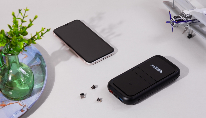 Беспроводное ЗУ "Fast &amp; Furious", 10000 mAh, с быстрой (22.5W/15W) зарядкой, с магнитным кабелем и набором переходников, с подсветкой логотипа (черный) (Изображение 2)
